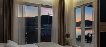 Beachront Luxury Villa w/rooftop pool, gym + spa Only 20 Min. From Split Airport
