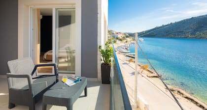 Beachront Luxury Villa mit Pool auf dem Dach, Fitnessraum + Spa Nur 20 min. Vom Flughafen Split
