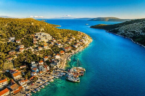 Beachront Luxury Villa w/rooftop pool, gym + spa Only 20 Min. From Split Airport