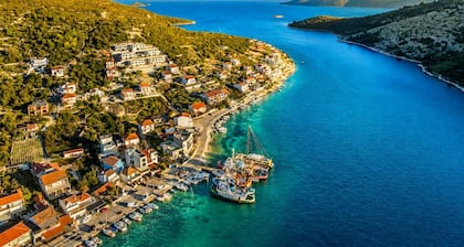 Beachront Luxury Villa w/rooftop pool, gym + spa Only 20 Min. From Split Airport
