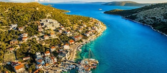 Beachront Luxury Villa w/rooftop pool, gym + spa Only 20 Min. From Split Airport
