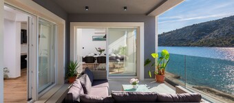 Beachfront Luxury Villa w / piscine sur le toit, salle de sport + spa à seulement 20 Min. De l'aéroport de Split