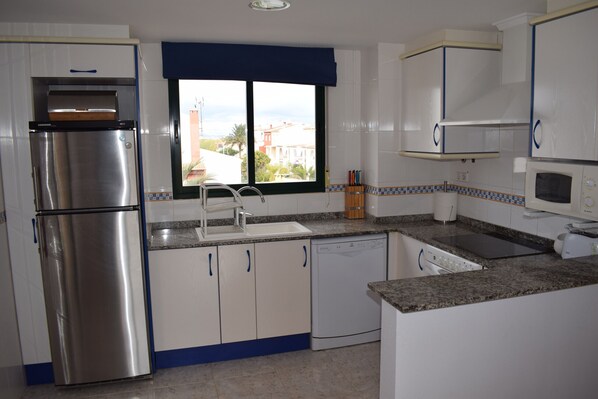 Refrigerador, microondas, horno y lavavajillas 