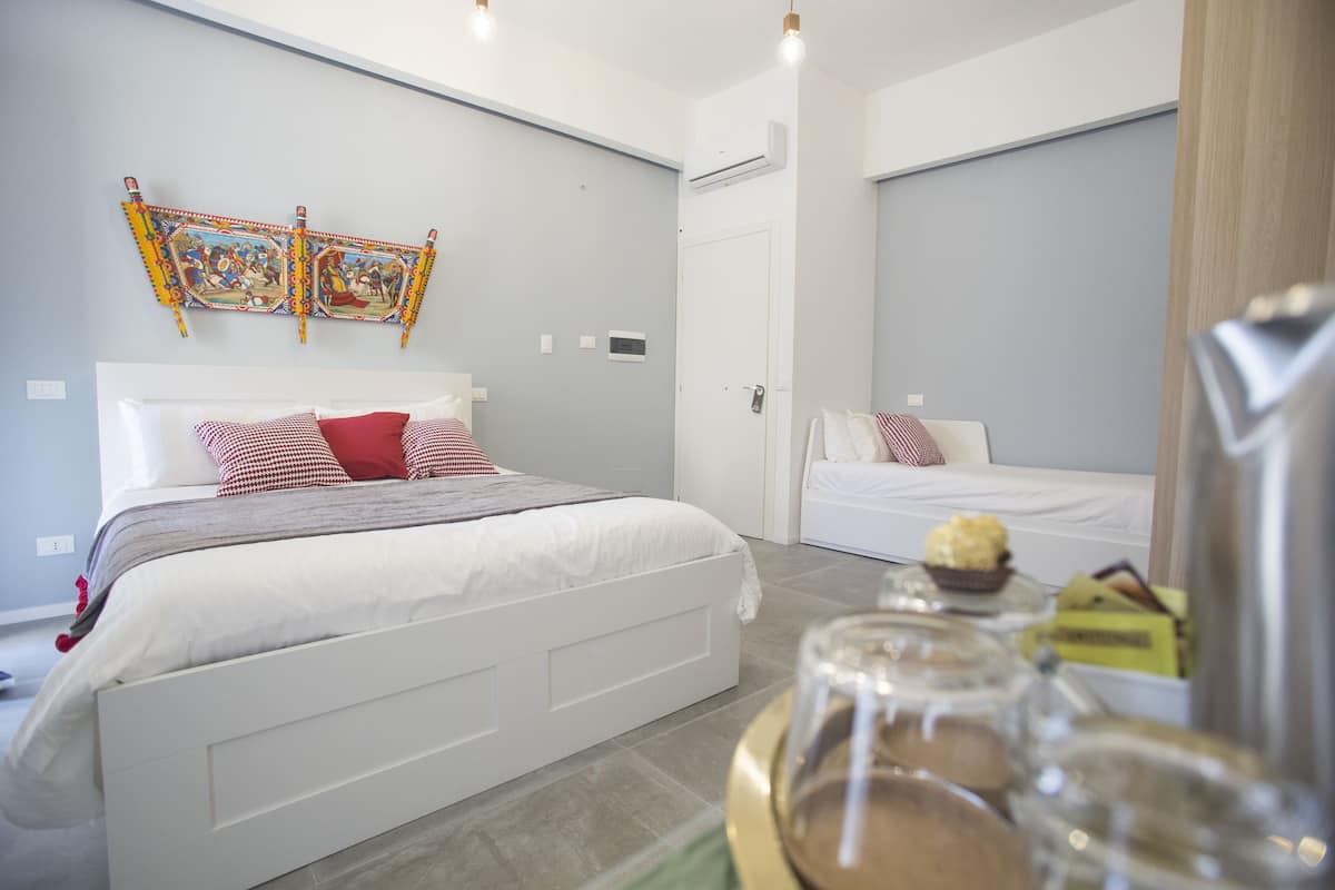 Kamar Triple Deluks, akses difabel, pemandangan kota | Brankas, meja kerja, kedap suara, dan setrika/meja setrika