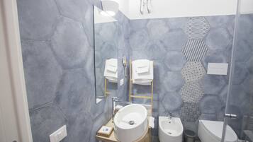 Habitación doble Deluxe, con acceso para personas discapacitadas, vista a la ciudad | Baño | Regadera, amenidades de baño gratuitas, secadora de cabello, pantuflas