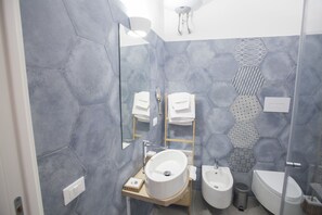 Deluxe-Doppelzimmer, barrierefrei, Stadtblick | Badezimmer | Dusche, kostenlose Toilettenartikel, Haartrockner, Hausschuhe