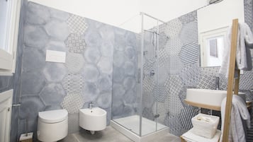 Ducha, artĂculos de tocador gratuitos, secador de pelo, pantuflas
