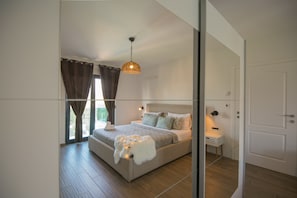4 chambres, coffres-forts dans les chambres, fer et planche Ă repasser