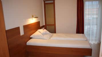 Business Single Room | Hypo-allergenic bedding, down comforters, blackout drapes, WiFi