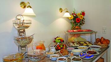 TĂ€gliches inbegriffenes FrĂŒhstĂŒcksbuffet