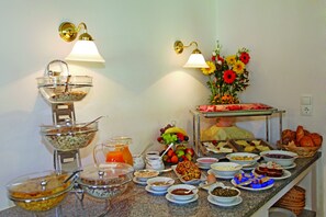 Un buffet proposant une variété de plats et agrémenté d’une composition florale.
