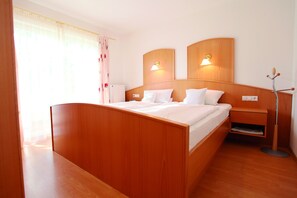 Suite | Hypo-allergenic bedding, down comforters, blackout drapes, WiFi - Haus Hildegunde (Bad Fuessing)