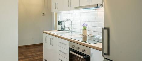 Kühlschrank, Ofen, Wasserkocher mit Kaffee-/Teezubehör, Wasserkocher