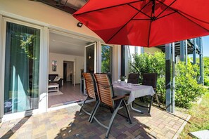 Outdoor dining - Cozy apartment by the sea with terrace and sauna (Sellin)