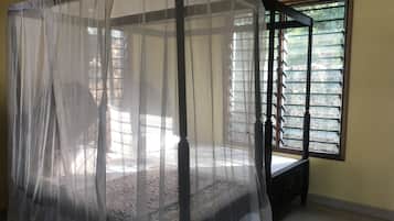 2 habitaciones, tabla de planchar con plancha y cuna de viaje