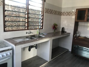 Réfrigérateur, un four, surface de cuisson, bouilloire électrique