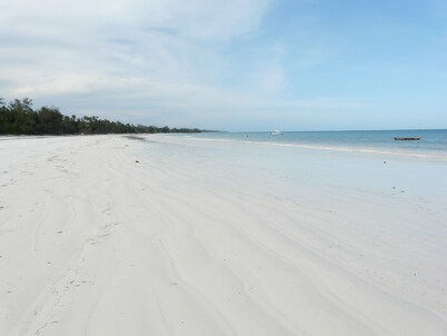 Villa with big Pool, 3 minutes to the stunning white beach