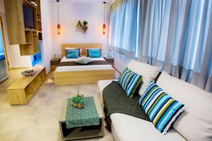 1 bedroom, premium bedding, iron/ironing board, free WiFi - Emerald Suite (Athens)