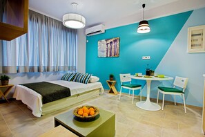1 bedroom, premium bedding, iron/ironing board, free WiFi - Emerald Suite (Athens)