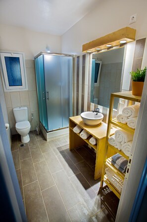 Superior Apartment | Bathroom | Shower, free toiletries, hair dryer, slippers - Emerald Suite (Athens)