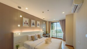 A modern hotel room with a large bed, bedside tables, a desk, and a balcony with a view. - ★Luxury1BR 5mins Chiang Mai Night Bazaar Roof Pool (Chiang Mai)