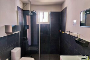 Shower, hair dryer, towels, soap - Beautiful studio with pool, very close to Eagle Beach (Eagle Beach)