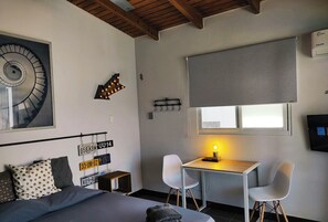 In-room safe, desk, iron/ironing board, free WiFi - Beautiful studio with pool, very close to Eagle Beach (Eagle Beach)