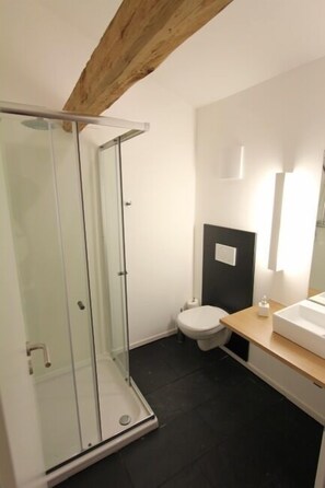 Apartemen (Brown) | Kamar mandi | Shower, pengering rambut, dan handuk