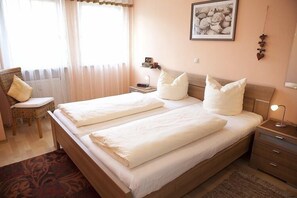 Caja fuerte, escritorio, wifi gratis y ropa de cama