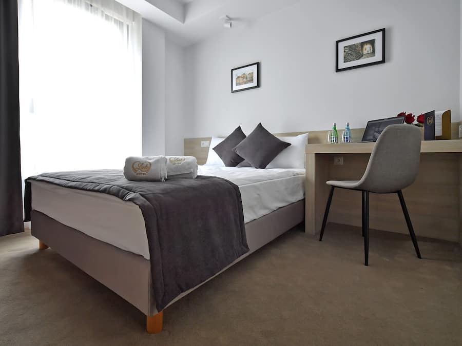 Pokój dla 1 osoby typu Budget | Hypo-allergenic bedding available, in-room safe, desk, soundproofing