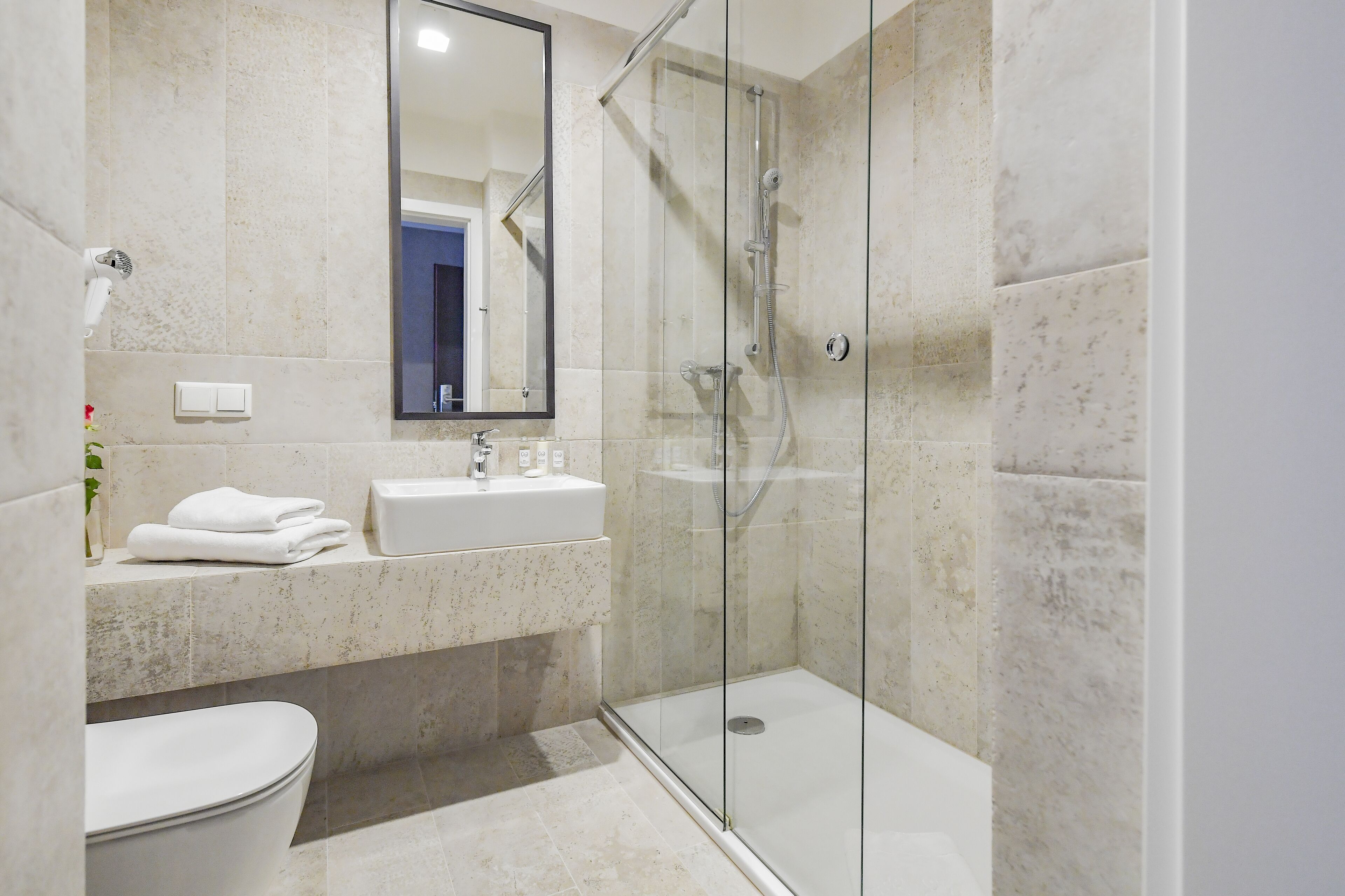 shower, free toiletries, hair dryer, towels