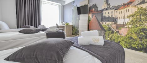 Habitación triple estándar | Ropa de cama hipoalergénica y caja de seguridad en la habitación
