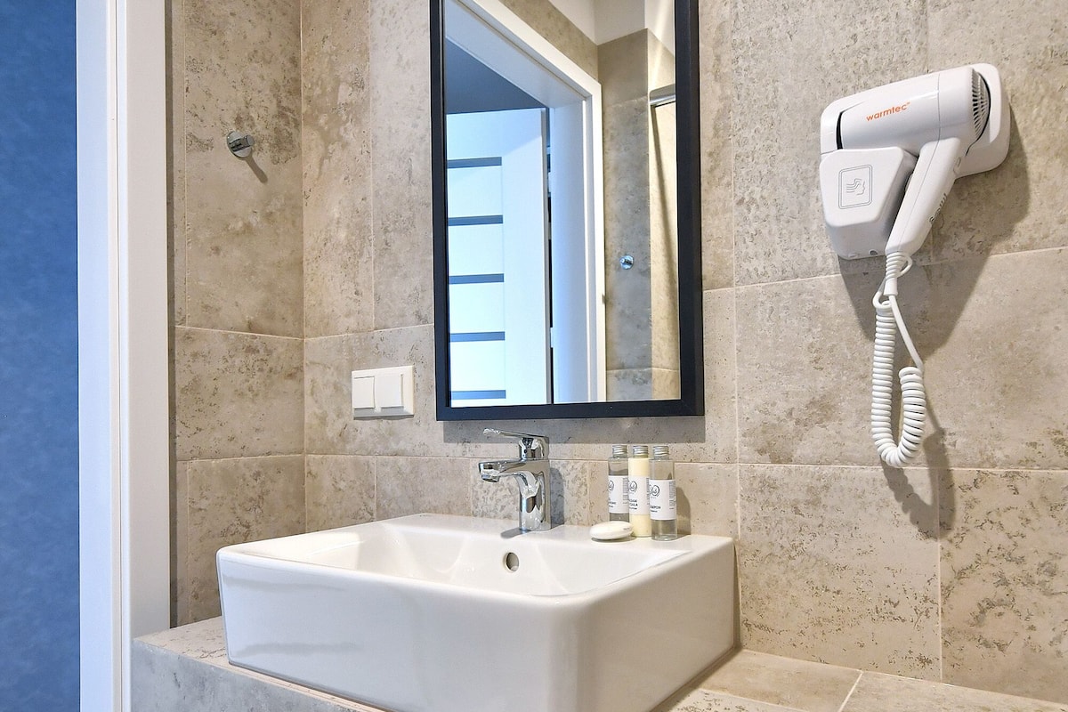 pokój dwuosobowy typu budget dla 2 osób | bathroom | shower, free toiletries, hair dryer, towels