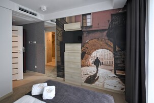 Ropa de cama hipoalergénica y caja de seguridad en la habitación 