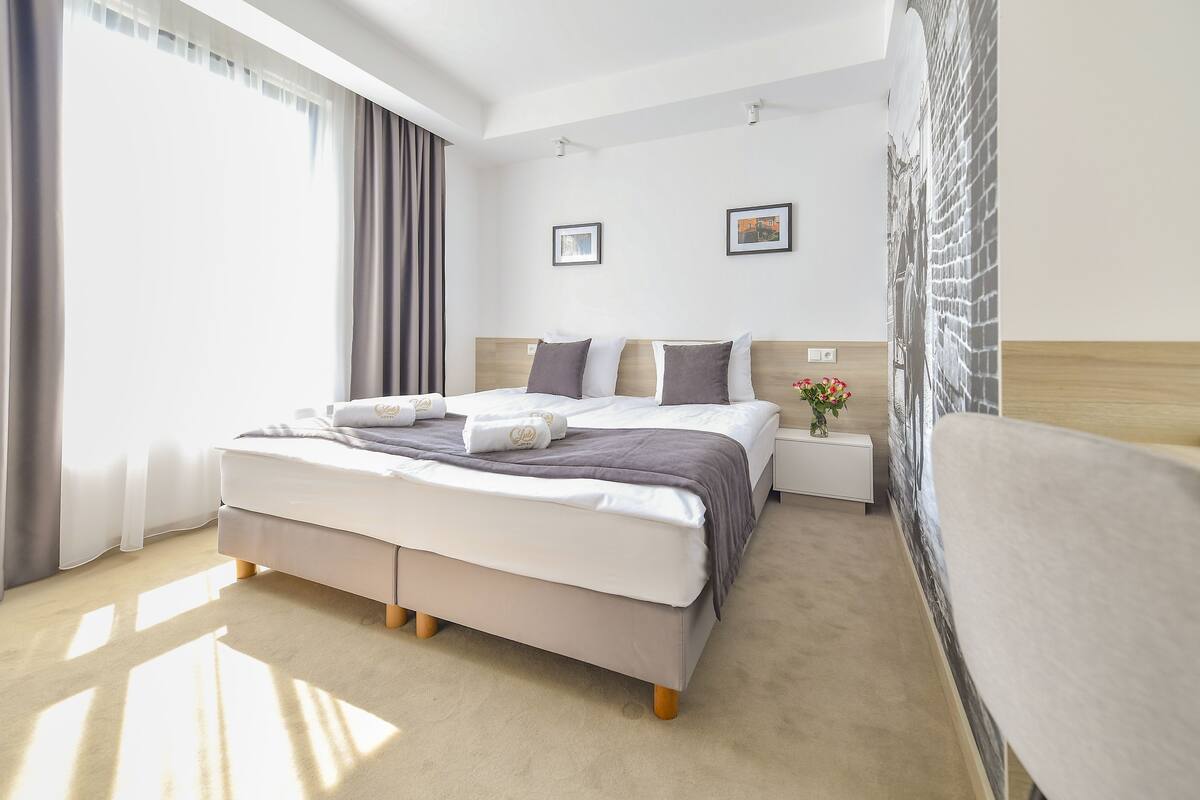 Ropa de cama hipoalergénica y caja de seguridad en la habitación 