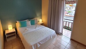 Quarto quádruplo superior | Escrivaninha, cortinas blackout, ferros/tábuas de passar roupa