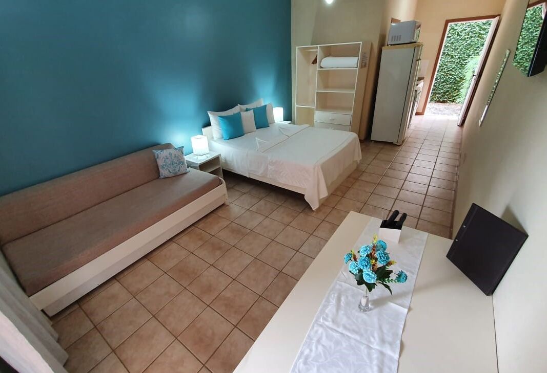 Standard Triple Room | Meja, langsir/tirai gelap terus, seterika/papan seterika, Wi-fi percuma 