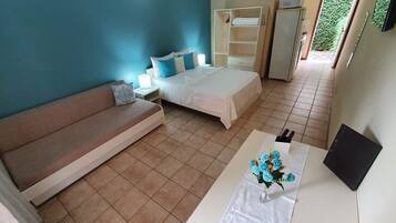 Standard Triple Room | Meja, langsir/tirai gelap terus, seterika/papan seterika, Wi-fi percuma