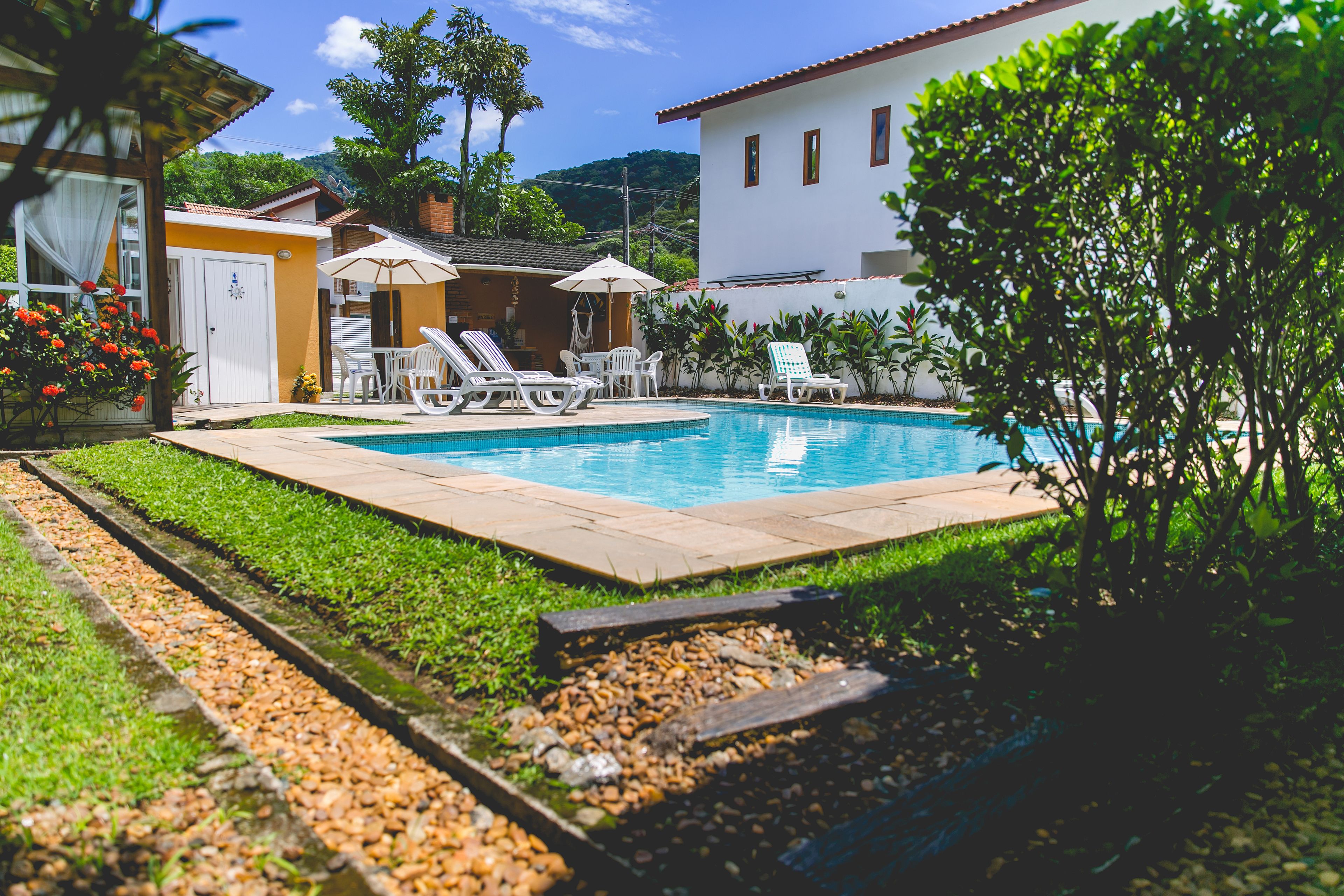 Piscina externa, espreguiçadeiras