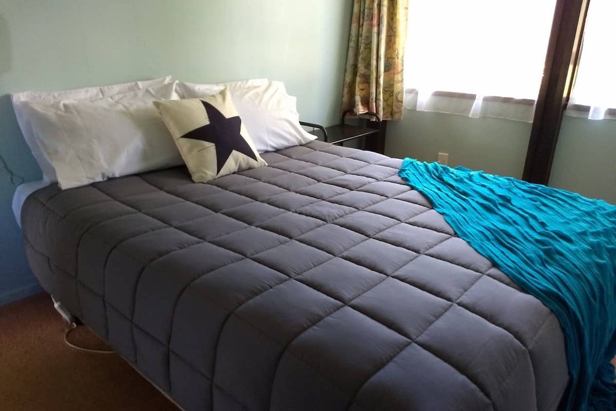 1 Bedroom Queen Unit | Free WiFi, bed sheets, wheelchair access