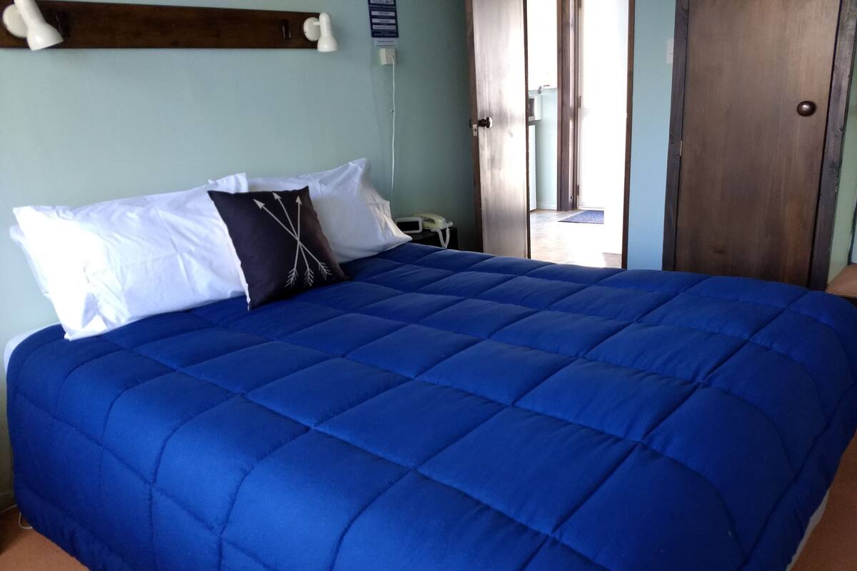 1 Bedroom Queen Unit with Double Upstairs | Free WiFi, bed sheets, wheelchair access
