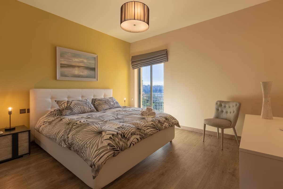 Luxury Apartment, Sea View (1) | Blackout drapes, iron/ironing board, free WiFi, bed sheets