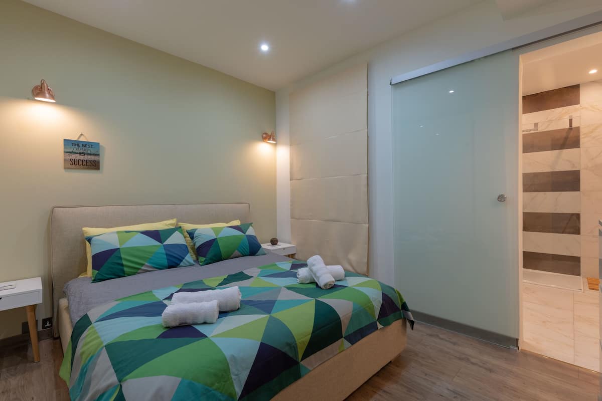 Luxury Apartment, Sea View (2) | Blackout drapes, iron/ironing board, free WiFi, bed sheets