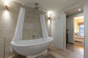 Departamento de lujo, vista al mar (2) | Baño | Regadera y toallas