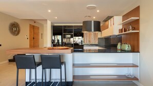 Luxury Apartment, Sea View (2) | Private kitchen | Microwave, stovetop, cookware/dishes/utensils - 3BR LUXURY PORTOMASO MARINA (St. Julian's)