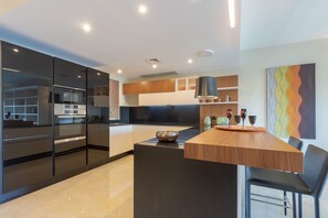 Luxury Apartment, Sea View (2) | Private kitchen | Microwave, stovetop, cookware/dishes/utensils - 3BR LUXURY PORTOMASO MARINA (St. Julian's)