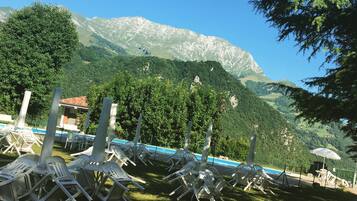 Hồ bơi ngoài trời phục vụ theo mùa