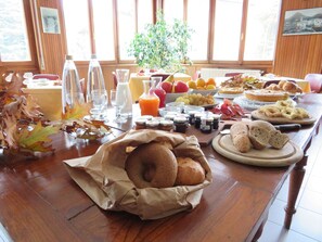 Free daily continental breakfast - Albergo Maggio (Cremeno)