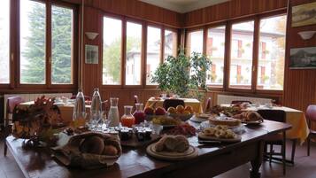 Free daily continental breakfast