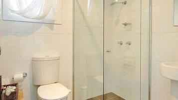 Sèche-cheveux, serviettes fournies